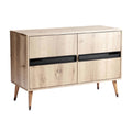 Moderne houten en kast met zwarte handgrepen
